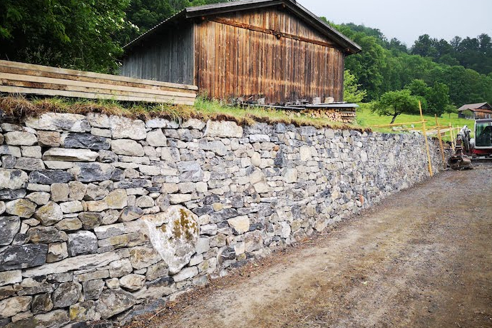 Die neue Trockenmauer des Pilgerweges in Ringgenberg 